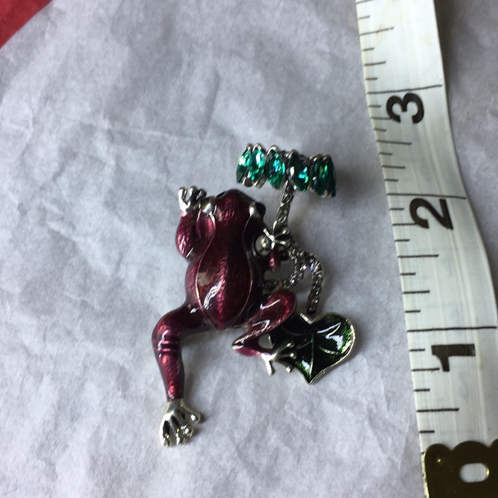 Silver tone frog brooch w/jeweled flower